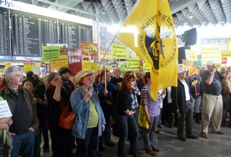 Etirazçılar Frankfurt aeroportunu bağlayıb